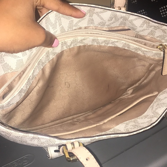 Michael Kors Signature Purse. - Picture 4 of 8